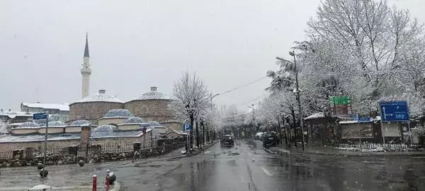 Kosova'da Nisan ayında kar sürprizi Kosova'da Nisan ayında kar sürprizi