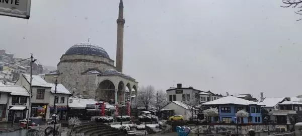Kosova'da Nisan ayında kar sürprizi Kosova'da Nisan ayında kar sürprizi