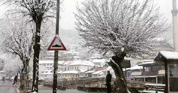 Kosova'da Nisan ayında kar sürprizi Kosova'da Nisan ayında kar sürprizi