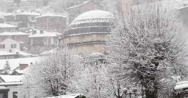 Kosova'da Nisan ayında kar sürprizi Kosova'da Nisan ayında kar sürprizi