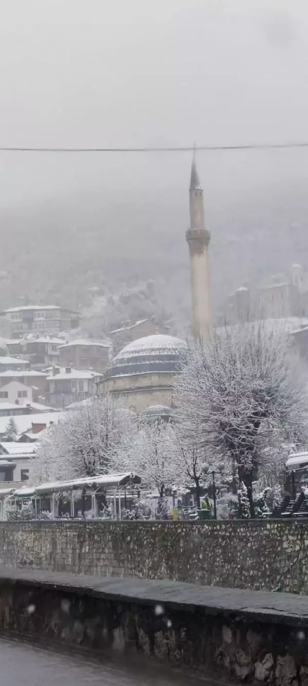 Kosova'da Nisan ayında kar sürprizi Kosova'da Nisan ayında kar sürprizi