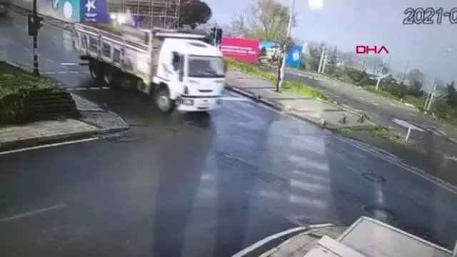 Son dakika: KÜÇÜKÇEKMECE'DE İETT OTOBÜSÜYLE KAMYONUN ÇARPIŞMA ANI KAMERADA Son dakika: KÜÇÜKÇEKMECE'DE İETT OTOBÜSÜYLE KAMYONUN ÇARPIŞMA ANI KAMERADA