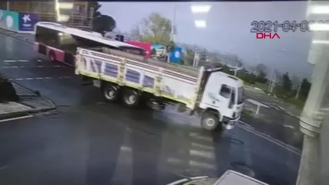 Son dakika: KÜÇÜKÇEKMECE'DE İETT OTOBÜSÜYLE KAMYONUN ÇARPIŞMA ANI KAMERADA Son dakika: KÜÇÜKÇEKMECE'DE İETT OTOBÜSÜYLE KAMYONUN ÇARPIŞMA ANI KAMERADA