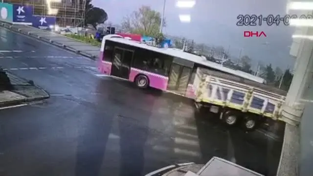 Son dakika: KÜÇÜKÇEKMECE'DE İETT OTOBÜSÜYLE KAMYONUN ÇARPIŞMA ANI KAMERADA Son dakika: KÜÇÜKÇEKMECE'DE İETT OTOBÜSÜYLE KAMYONUN ÇARPIŞMA ANI KAMERADA