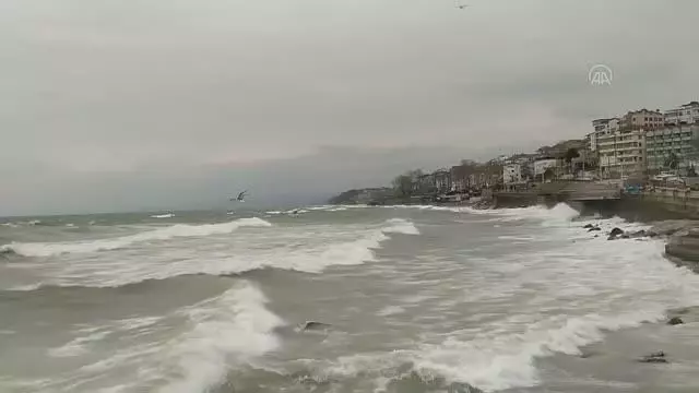 Kuvvetli rüzgarda 4 metrelik dalgalar oluştu Kuvvetli rüzgarda 4 metrelik dalgalar oluştu