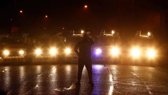 Kuzey İrlanda'da neden birlikçi gruplar altı gecedir polisle çatışıyor, gerilimin ardında ne var? Kuzey İrlanda'da neden birlikçi gruplar altı gecedir polisle çatışıyor, gerilimin ardında ne var?
