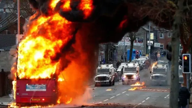 Kuzey İrlanda'da neden birlikçi gruplar altı gecedir polisle çatışıyor, gerilimin ardında ne var? Kuzey İrlanda'da neden birlikçi gruplar altı gecedir polisle çatışıyor, gerilimin ardında ne var?
