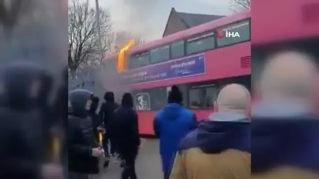Son dakika gündem: - Kuzey İrlanda'da protestolar şiddet olaylarına dönüştü- Otobüs ve arabalar ateşe verildi Son dakika gündem: - Kuzey İrlanda'da protestolar şiddet olaylarına dönüştü- Otobüs ve arabalar ateşe verildi