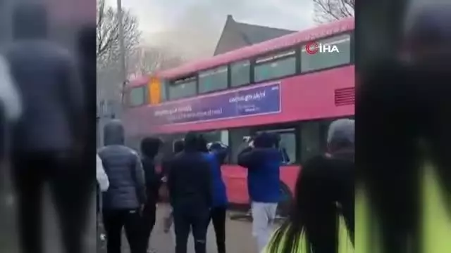 Son dakika gündem: - Kuzey İrlanda'da protestolar şiddet olaylarına dönüştü- Otobüs ve arabalar ateşe verildi Son dakika gündem: - Kuzey İrlanda'da protestolar şiddet olaylarına dönüştü- Otobüs ve arabalar ateşe verildi