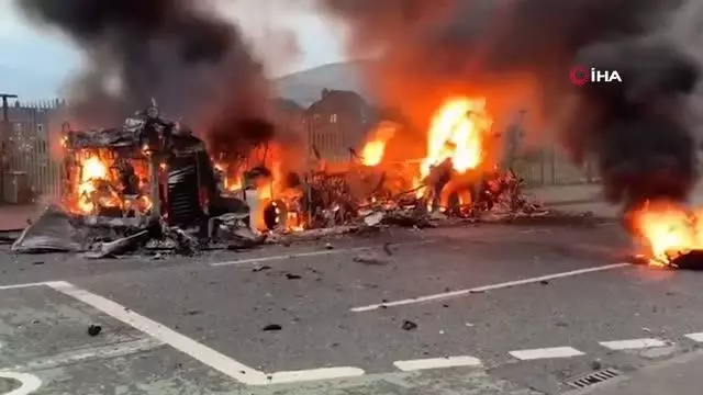 Son dakika gündem: - Kuzey İrlanda'da protestolar şiddet olaylarına dönüştü- Otobüs ve arabalar ateşe verildi Son dakika gündem: - Kuzey İrlanda'da protestolar şiddet olaylarına dönüştü- Otobüs ve arabalar ateşe verildi