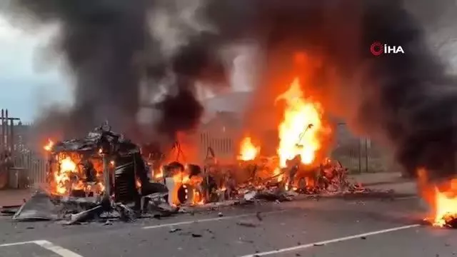 Son dakika gündem: - Kuzey İrlanda'da protestolar şiddet olaylarına dönüştü- Otobüs ve arabalar ateşe verildi Son dakika gündem: - Kuzey İrlanda'da protestolar şiddet olaylarına dönüştü- Otobüs ve arabalar ateşe verildi