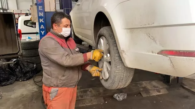 Lastikçilerde yaz lastiği değiştirme yoğunluğu Lastikçilerde yaz lastiği değiştirme yoğunluğu