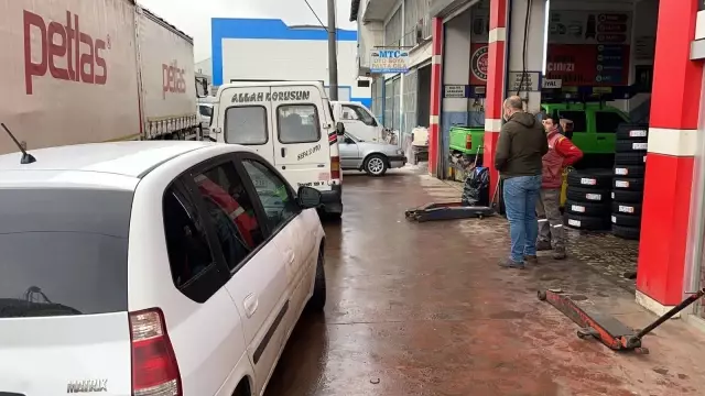 Lastikçilerde yaz lastiği değiştirme yoğunluğu Lastikçilerde yaz lastiği değiştirme yoğunluğu