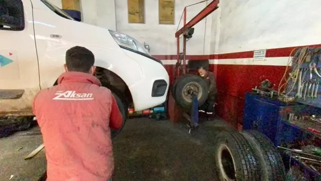 Lastikçilerde yaz lastiği değiştirme yoğunluğu Lastikçilerde yaz lastiği değiştirme yoğunluğu
