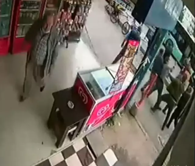 Son dakika haberi | Maddi hasarlı kazanın ardından tekme ve yumruklar havada uçuştu Son dakika haberi | Maddi hasarlı kazanın ardından tekme ve yumruklar havada uçuştu