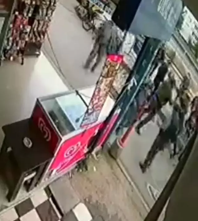 Maddi hasarlı kazanın ardından tekme ve yumruklar havada uçuştu Maddi hasarlı kazanın ardından tekme ve yumruklar havada uçuştu
