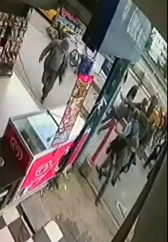 Maddi hasarlı kazanın ardından tekme ve yumruklar havada uçuştu Maddi hasarlı kazanın ardından tekme ve yumruklar havada uçuştu