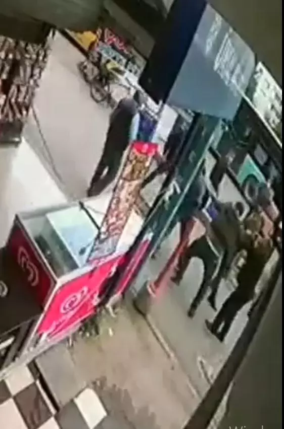 Maddi hasarlı kazanın ardından tekme ve yumruklar havada uçuştu Maddi hasarlı kazanın ardından tekme ve yumruklar havada uçuştu