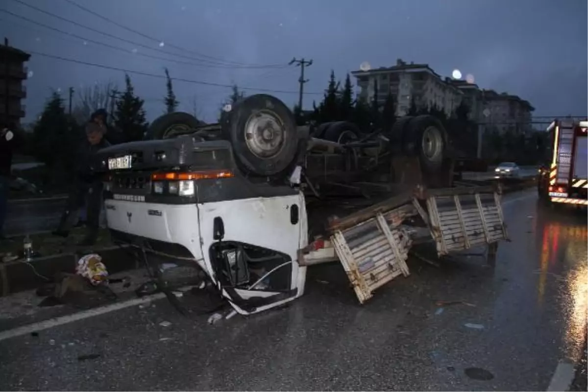 Manisa'da TIR'ın çarptığı kamyonet takla atıp, karşı şeride geçti: 4 yaralı