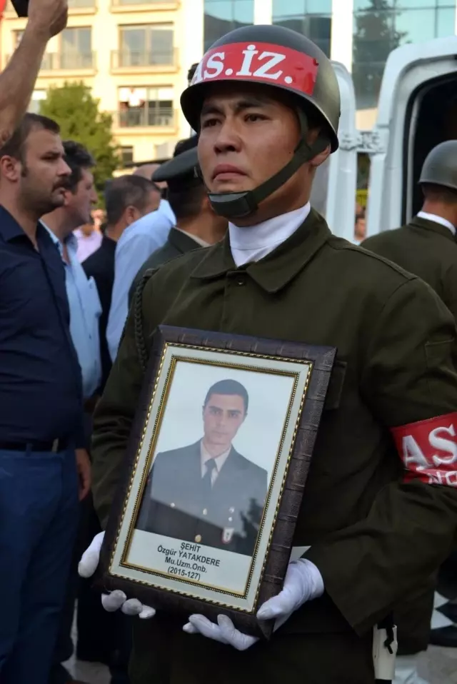 Manisalı şehidin kanı yerde kalmadı...Şehit babası Hüseyin Yatakdere: '16 vatan evladının kanı yerde kalmadı.' Manisalı şehidin kanı yerde kalmadı...Şehit babası Hüseyin Yatakdere: '16 vatan evladının kanı yerde kalmadı.'