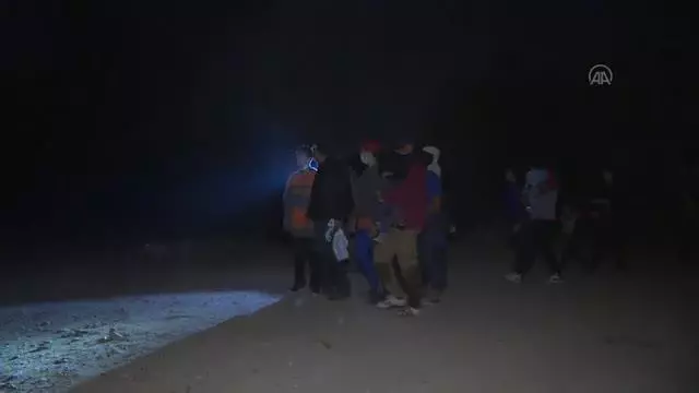 Meksika sınırından ABD'ye geçmeye çalışan göçmenlerin sayısında büyük artış (2) Meksika sınırından ABD'ye geçmeye çalışan göçmenlerin sayısında büyük artış (2)