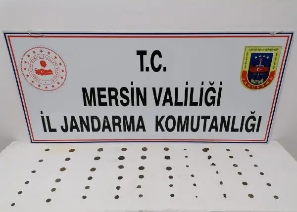 Son dakika... Mersin'de otomobilde 56 bronz sikke ve 7 metal obje ele geçti Son dakika... Mersin'de otomobilde 56 bronz sikke ve 7 metal obje ele geçti