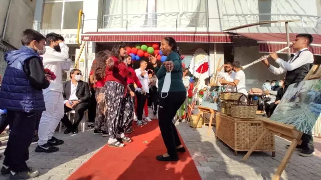 Romanlar günlerini oynayarak kutladı Romanlar günlerini oynayarak kutladı