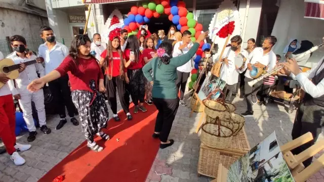 Romanlar günlerini oynayarak kutladı Romanlar günlerini oynayarak kutladı