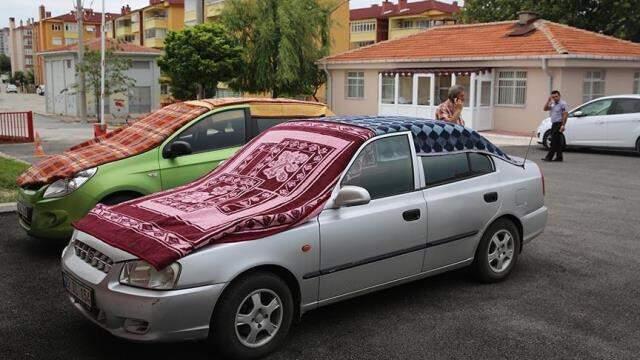 Meteorolojinin uyarısının ardından halı, battaniye ve kartonlu 'dolu' önlemi Meteorolojinin uyarısının ardından halı, battaniye ve kartonlu 'dolu' önlemi