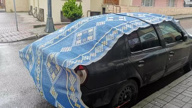 Meteorolojinin uyarısının ardından halı, battaniye ve kartonlu 'dolu' önlemi Meteorolojinin uyarısının ardından halı, battaniye ve kartonlu 'dolu' önlemi