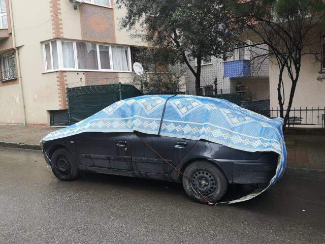 Meteorolojinin uyarısının ardından halı, battaniye ve kartonlu 'dolu' önlemi Meteorolojinin uyarısının ardından halı, battaniye ve kartonlu 'dolu' önlemi