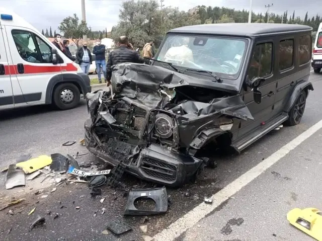 Milas'ta karşı şeride geçen otomobil dehşet saçtı: 3 yaralı Milas'ta karşı şeride geçen otomobil dehşet saçtı: 3 yaralı
