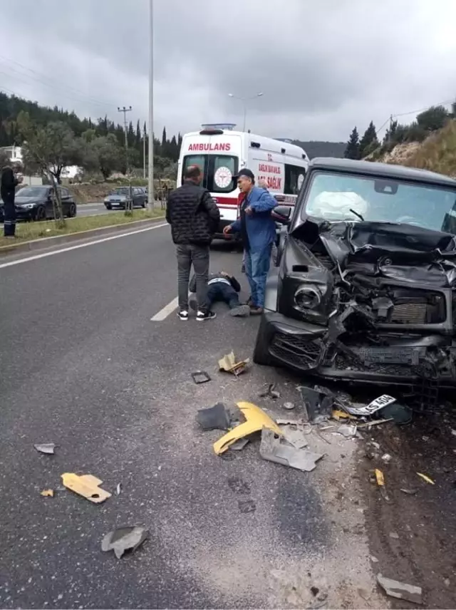 Milas'ta karşı şeride geçen otomobil dehşet saçtı: 3 yaralı Milas'ta karşı şeride geçen otomobil dehşet saçtı: 3 yaralı