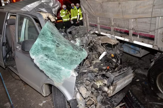 Son dakika haber... Minibüs tıra arkadan çarptı: 1 ölü Son dakika haber... Minibüs tıra arkadan çarptı: 1 ölü