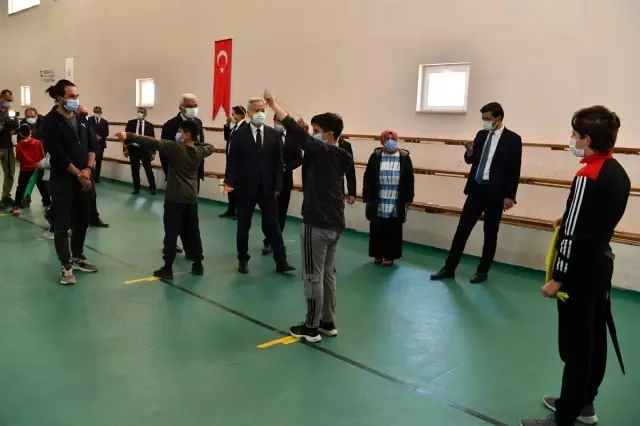 Miryokefalon Zaferi'nin kazanıldığı toprakların çocukları okçuluk öğreniyor Miryokefalon Zaferi'nin kazanıldığı toprakların çocukları okçuluk öğreniyor