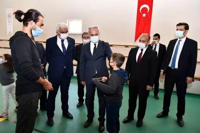 Miryokefalon Zaferi'nin kazanıldığı toprakların çocukları okçuluk öğreniyor Miryokefalon Zaferi'nin kazanıldığı toprakların çocukları okçuluk öğreniyor