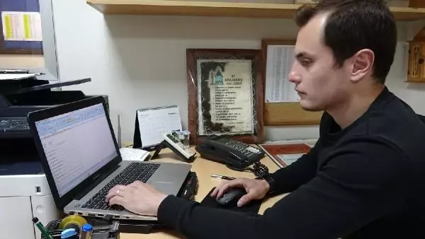 İç ısıtan görüntü! Montunu mendil satan çocuğa veren genç takdir topladı İç ısıtan görüntü! Montunu mendil satan çocuğa veren genç takdir topladı