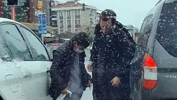 İç ısıtan görüntü! Montunu mendil satan çocuğa veren genç takdir topladı İç ısıtan görüntü! Montunu mendil satan çocuğa veren genç takdir topladı