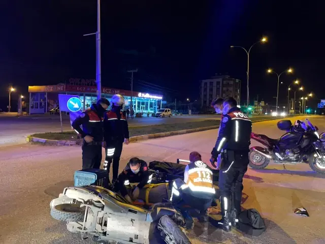 Otomobil ile motosiklet çarpıştı: 2 yaralı Otomobil ile motosiklet çarpıştı: 2 yaralı
