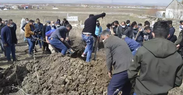 Murat Nehri'nde cansız bedeni bulunan Zeynel, toprağa verildi Murat Nehri'nde cansız bedeni bulunan Zeynel, toprağa verildi