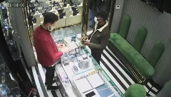 BURSA MÜŞTERİ KILIĞINDA GİRDİĞİ KUYUMCUDAN 20 BİN LİRALIK BİLEKLİK ÇALARKEN KAMERAYA YAKALANDI BURSA MÜŞTERİ KILIĞINDA GİRDİĞİ KUYUMCUDAN 20 BİN LİRALIK BİLEKLİK ÇALARKEN KAMERAYA YAKALANDI