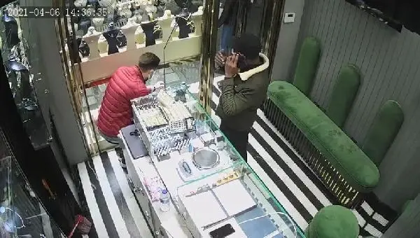 BURSA MÜŞTERİ KILIĞINDA GİRDİĞİ KUYUMCUDAN 20 BİN LİRALIK BİLEKLİK ÇALARKEN KAMERAYA YAKALANDI BURSA MÜŞTERİ KILIĞINDA GİRDİĞİ KUYUMCUDAN 20 BİN LİRALIK BİLEKLİK ÇALARKEN KAMERAYA YAKALANDI