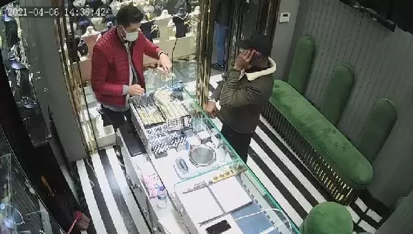 BURSA MÜŞTERİ KILIĞINDA GİRDİĞİ KUYUMCUDAN 20 BİN LİRALIK BİLEKLİK ÇALARKEN KAMERAYA YAKALANDI BURSA MÜŞTERİ KILIĞINDA GİRDİĞİ KUYUMCUDAN 20 BİN LİRALIK BİLEKLİK ÇALARKEN KAMERAYA YAKALANDI