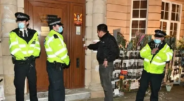 İngiltere, cunta yönetiminin Myanmar'ın Londra Büyükelçisini elçilik binasına almamasını kınadı İngiltere, cunta yönetiminin Myanmar'ın Londra Büyükelçisini elçilik binasına almamasını kınadı