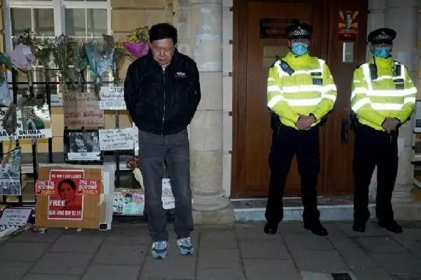 İngiltere, cunta yönetiminin Myanmar'ın Londra Büyükelçisini elçilik binasına almamasını kınadı İngiltere, cunta yönetiminin Myanmar'ın Londra Büyükelçisini elçilik binasına almamasını kınadı
