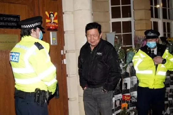 İngiltere, cunta yönetiminin Myanmar'ın Londra Büyükelçisini elçilik binasına almamasını kınadı İngiltere, cunta yönetiminin Myanmar'ın Londra Büyükelçisini elçilik binasına almamasını kınadı