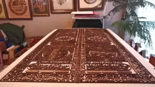 Naht sanatkarı Kabe'nin altın kapısını tabloya nakşetti Naht sanatkarı Kabe'nin altın kapısını tabloya nakşetti