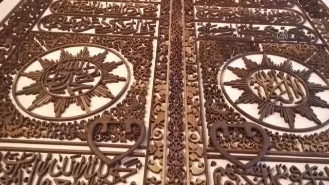 Naht sanatkarı Kabe'nin altın kapısını tabloya nakşetti Naht sanatkarı Kabe'nin altın kapısını tabloya nakşetti
