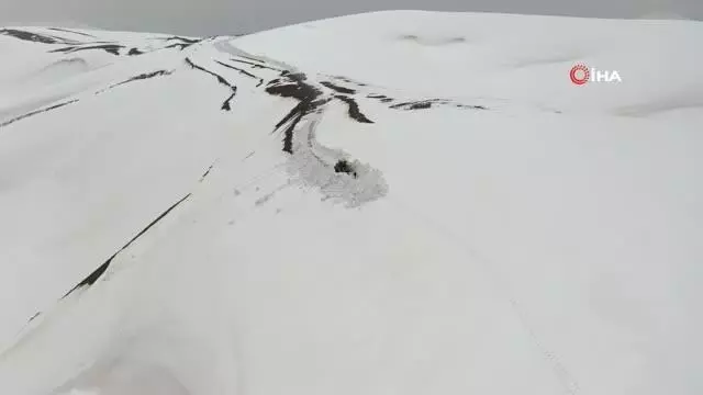 Nisan ayında 20 metreyi bulan kar için yol açma çalışması Nisan ayında 20 metreyi bulan kar için yol açma çalışması