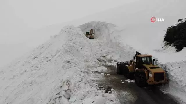 Nisan ayında 20 metreyi bulan kar için yol açma çalışması Nisan ayında 20 metreyi bulan kar için yol açma çalışması